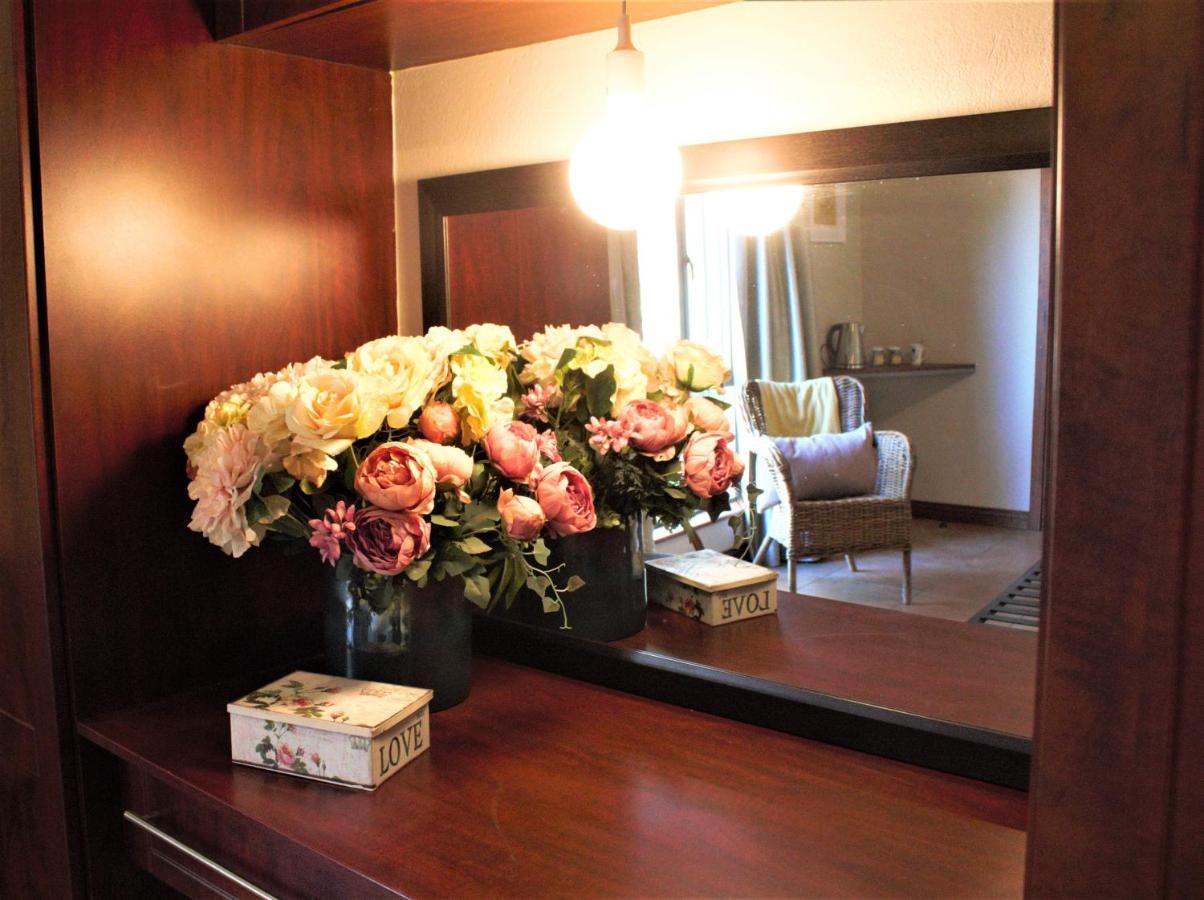 Karee & Wild Olive Guest Lodge Hekpoort 外观 照片